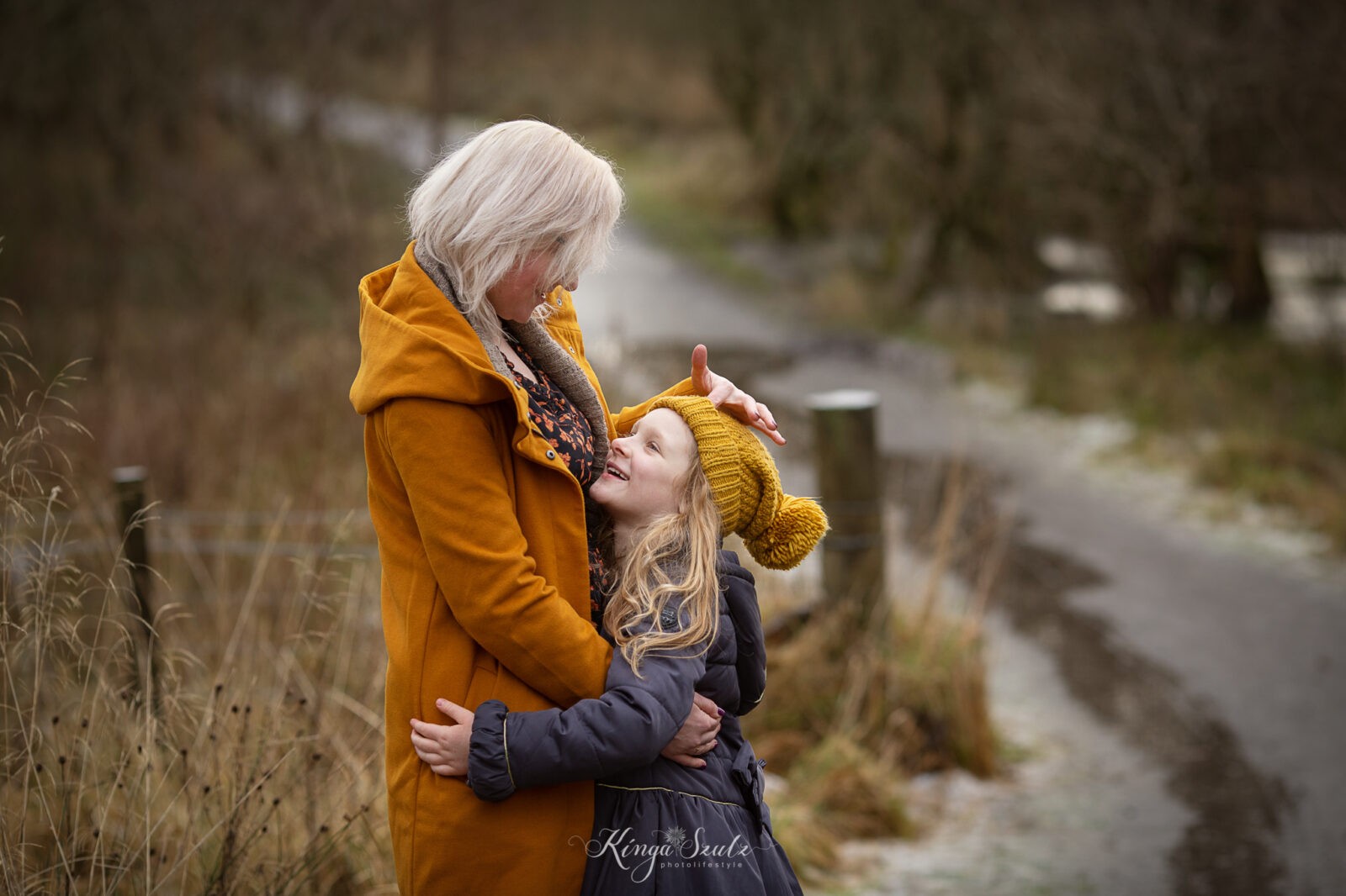 mother and daughter winter photoshoot at woodland, Cardowan Moss