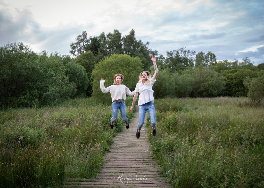 best friends spring outdoor photoshoot Mugdock Country Park