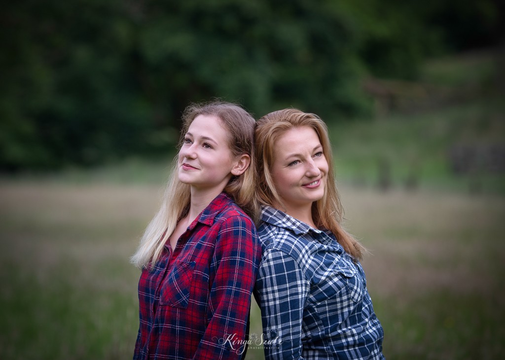 best friends photoshoot, two girls portrait at the Mugdock Country Park