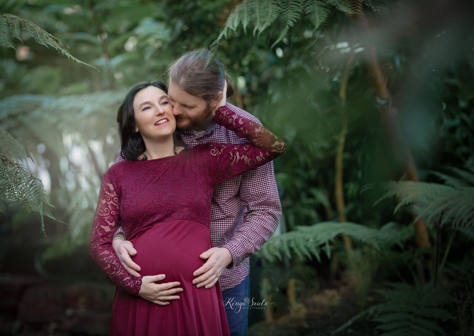 pregnancy couple outdoor maternity photoshoot at the Botanic Gardens