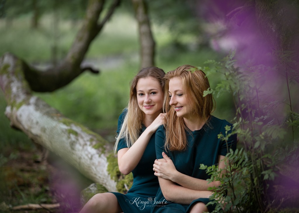 best friends photoshoot, two girls in green dresses portrait at the Mugdock Country Park
