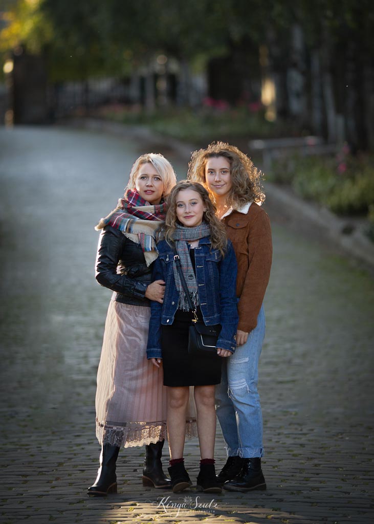 mother and two teenager daughters photos, outdoor photoshoot glasgow Cathedral