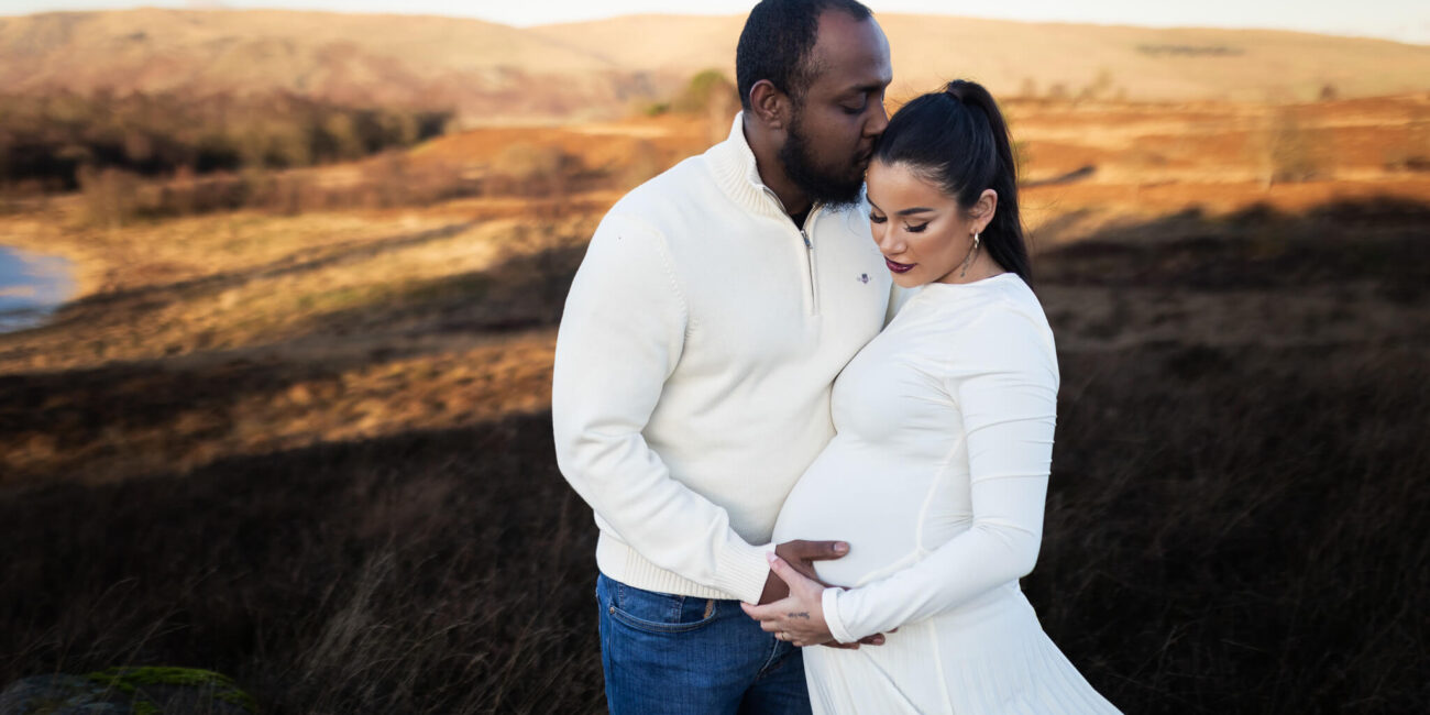 winter maternity photoshoot at Mugdock Country Park Glasgow
