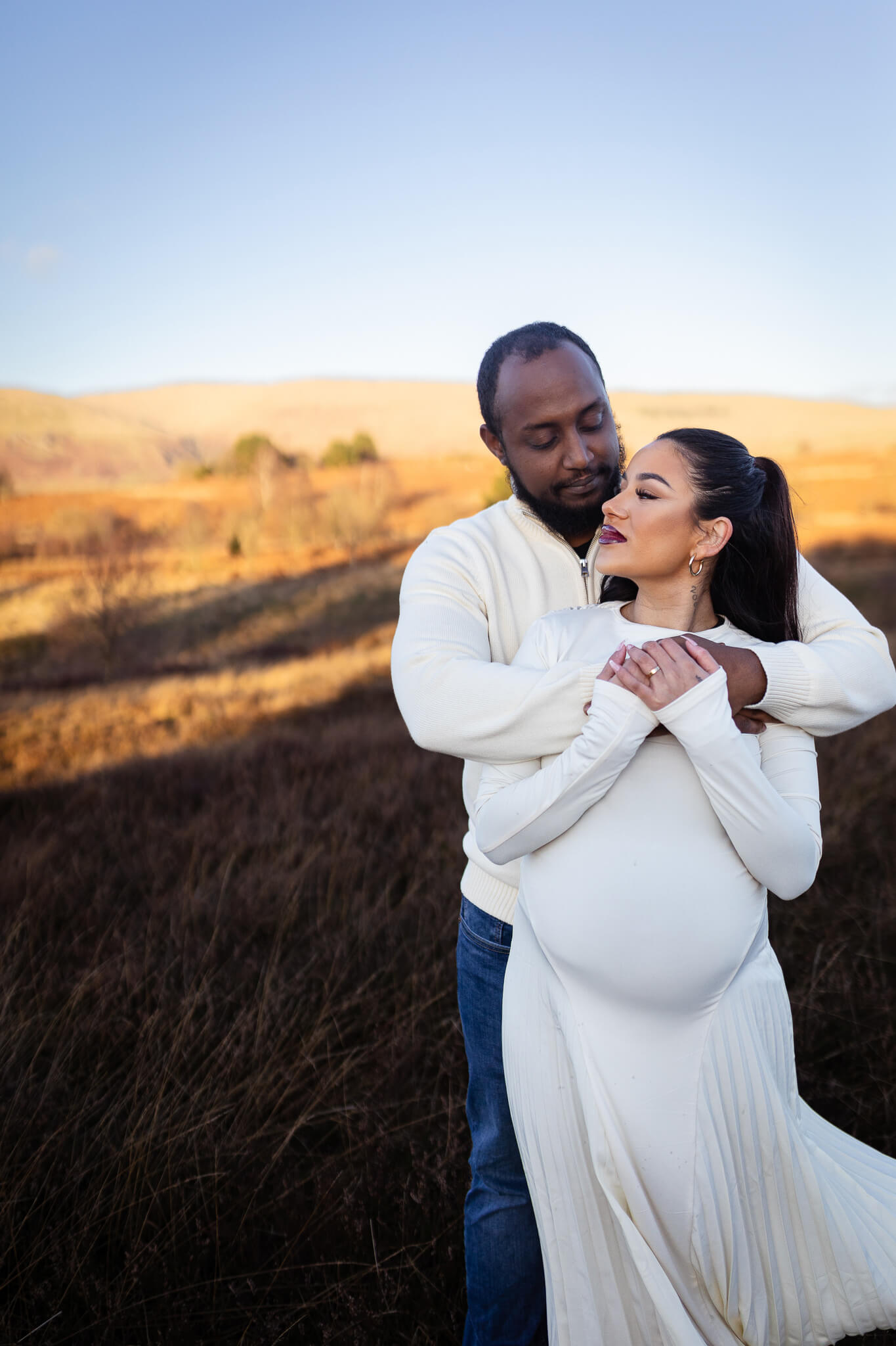winter maternity photoshoot at Mugdock Country Park Glasgow
