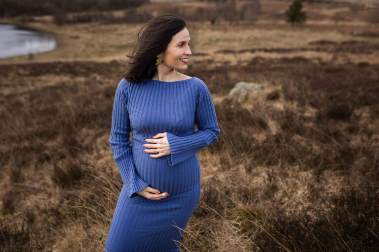 winter maternity photoshoot at Mugdock Country Park Glasgow