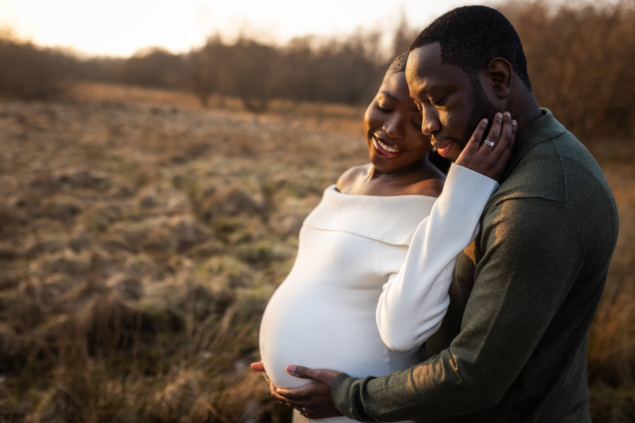 Bump to baby photography Glasgow – expectant couple during an outdoor maternity session