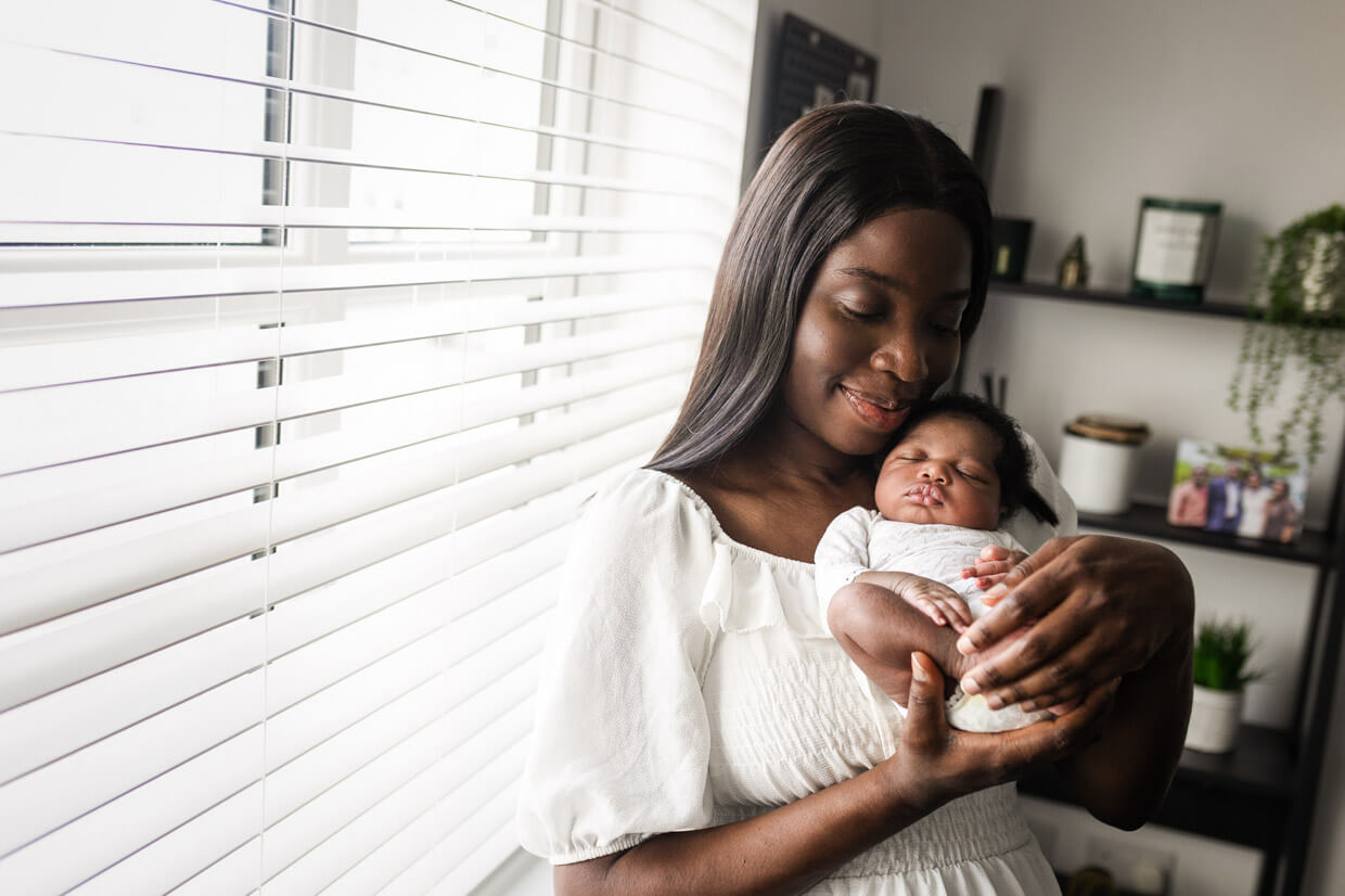 Natural newborn photography with mum in their Glasgow home